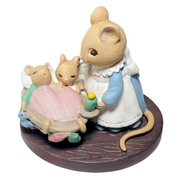 Vintage Forest Friends All Tucked In Mommy Mice with Baby Mice Figurine 2" - Picture 2 of 10